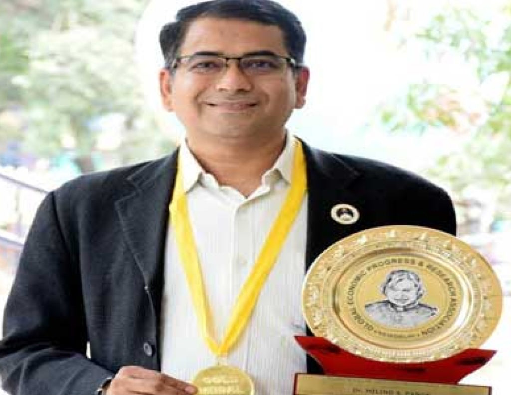 Dr. Milind Pande with the Abdul Kalam Award and Gold Medal for contribution to education and national development
